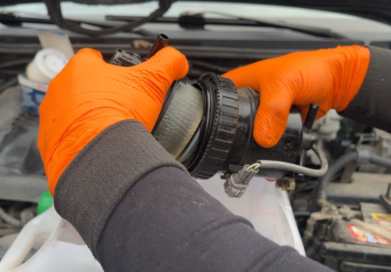 wymiana_filtra_paliwa_hilux